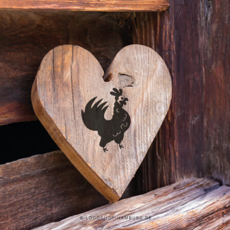logo-huhn-auf-herz Logo Huhn auf Holzherz